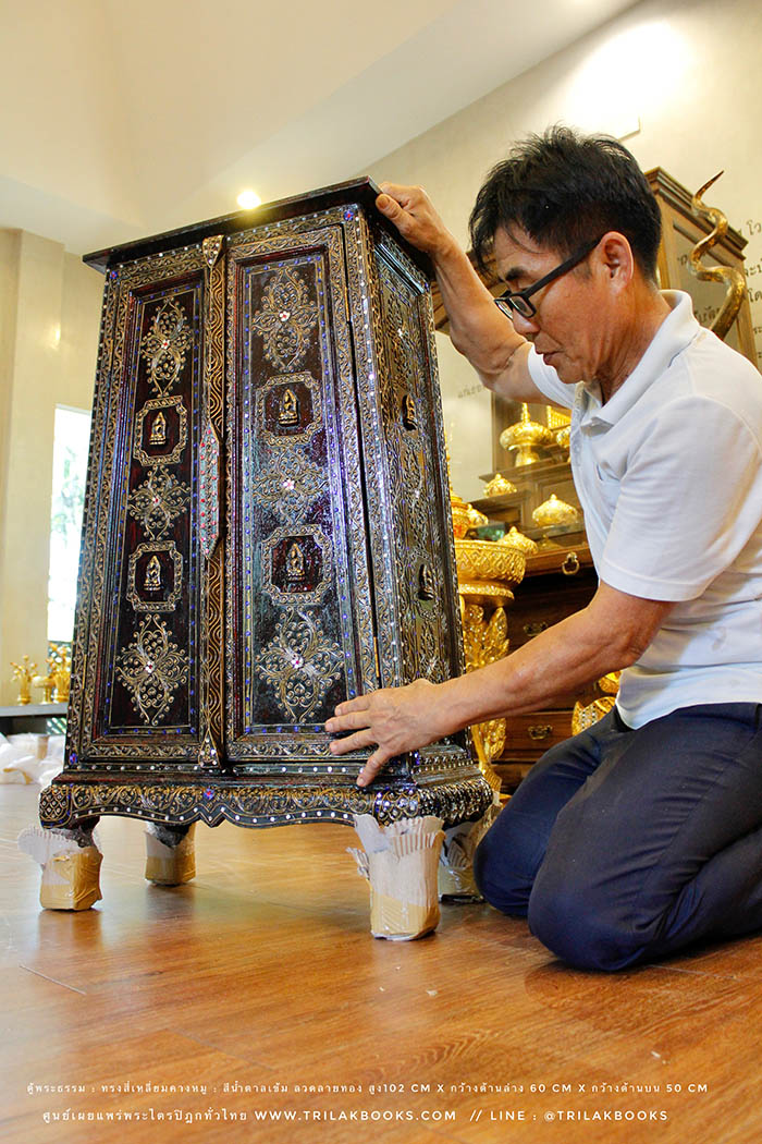 ตู้พระธรรม : ทรงสี่เหลี่ยมคางหมู : สีน้ำตาลเข้ม ลวดลายทอง