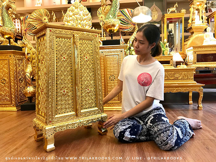 ตู้พระธรรม สำหรับใส่ หนังสือธรรมะ ถวายพระ หรือตกแต่งห้องพระ
: ทรงสี่เหลี่ยมคางหมู : ลงรักปิดทองทั้งหลัง และประดับลวดลายทอง ราคา 4000 บาท
