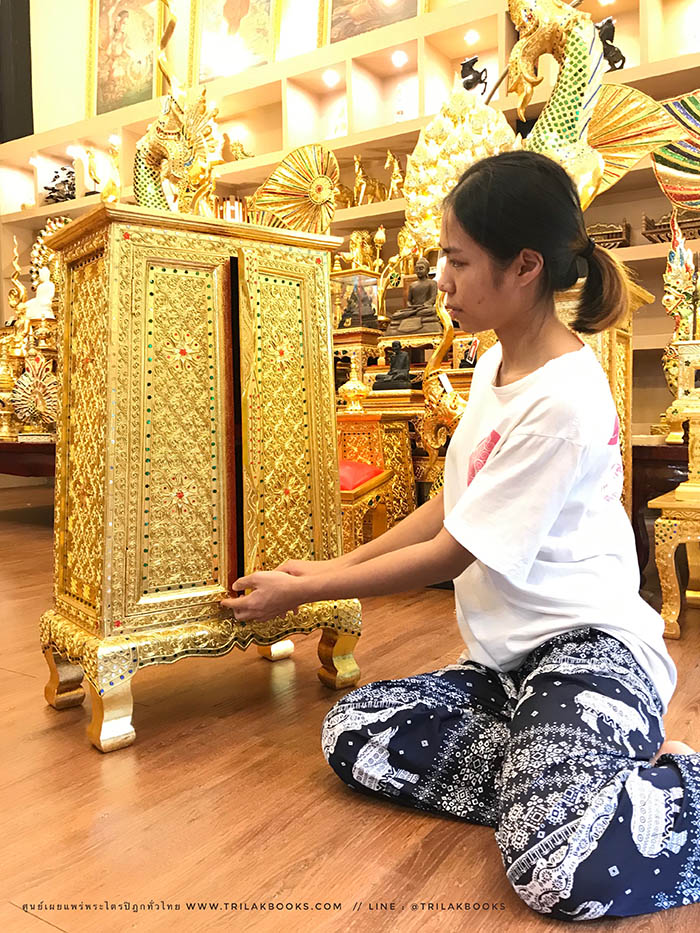 ตู้พระธรรม : ทรงสี่เหลี่ยมคางหมู : ลงรักปิดทองทั้งหลัง และประดับลวดลายทอง ราคา 4000 บาท