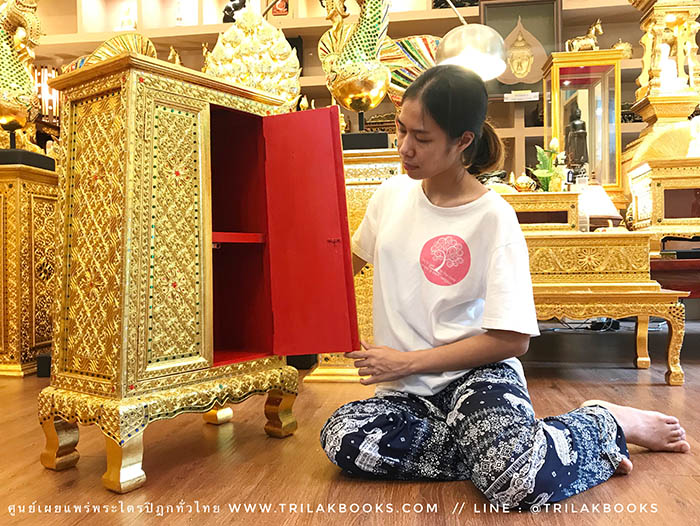 ตู้พระธรรม สำหรับใส่ หนังสือธรรมะ ถวายพระ หรือตกแต่งห้องพระ
: ทรงสี่เหลี่ยมคางหมู : ลงรักปิดทองทั้งหลัง และประดับลวดลายทอง ราคา 4000 บาท