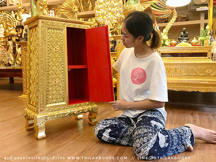ตู้พระธรรม สำหรับใส่ หนังสือธรรมะ ถวายพระ หรือตกแต่งห้องพระ
: ทรงสี่เหลี่ยมคางหมู : ลงรักปิดทองทั้งหลัง และประดับลวดลายทอง ราคา 4000 บาท