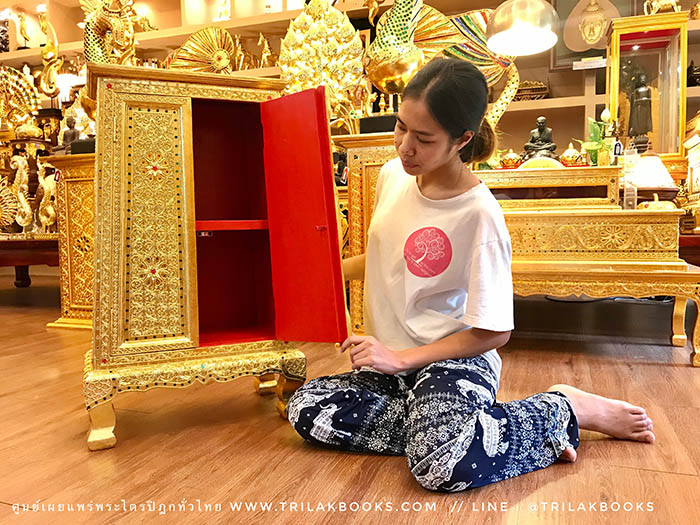 ตู้พระธรรม สำหรับใส่ หนังสือธรรมะ ถวายพระ หรือตกแต่งห้องพระ
: ทรงสี่เหลี่ยมคางหมู : ลงรักปิดทองทั้งหลัง และประดับลวดลายทอง ราคา 4000 บาท
