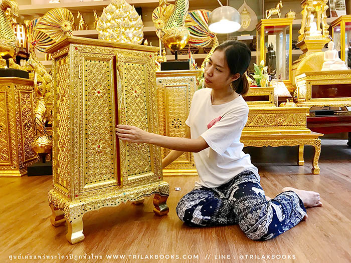 ตู้พระธรรม สำหรับใส่ หนังสือธรรมะ ถวายพระ หรือตกแต่งห้องพระ
: ทรงสี่เหลี่ยมคางหมู : ลงรักปิดทองทั้งหลัง และประดับลวดลายทอง ราคา 4000 บาท