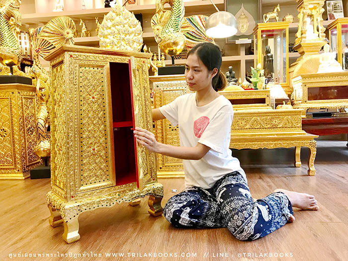 ตู้พระธรรม สำหรับใส่ หนังสือธรรมะ ถวายพระ หรือตกแต่งห้องพระ
: ทรงสี่เหลี่ยมคางหมู : ลงรักปิดทองทั้งหลัง และประดับลวดลายทอง ราคา 4000 บาท