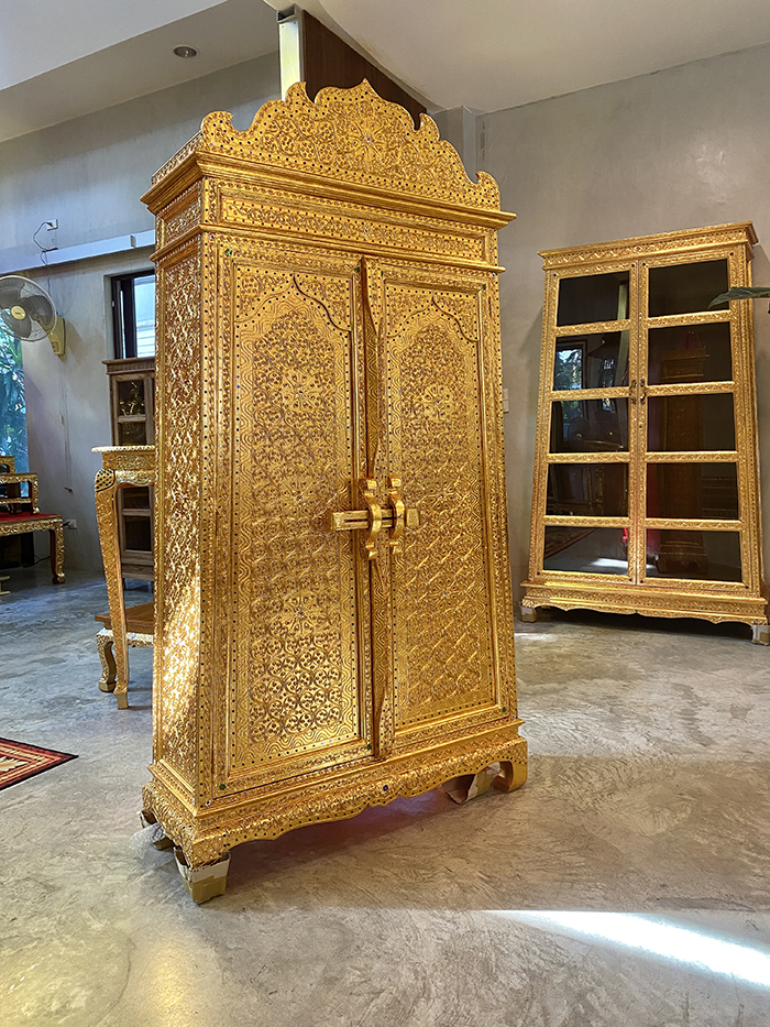 ตู้พระไตรปิฎก ปิดทอง กลอนไม้ขัด  12000 บาท