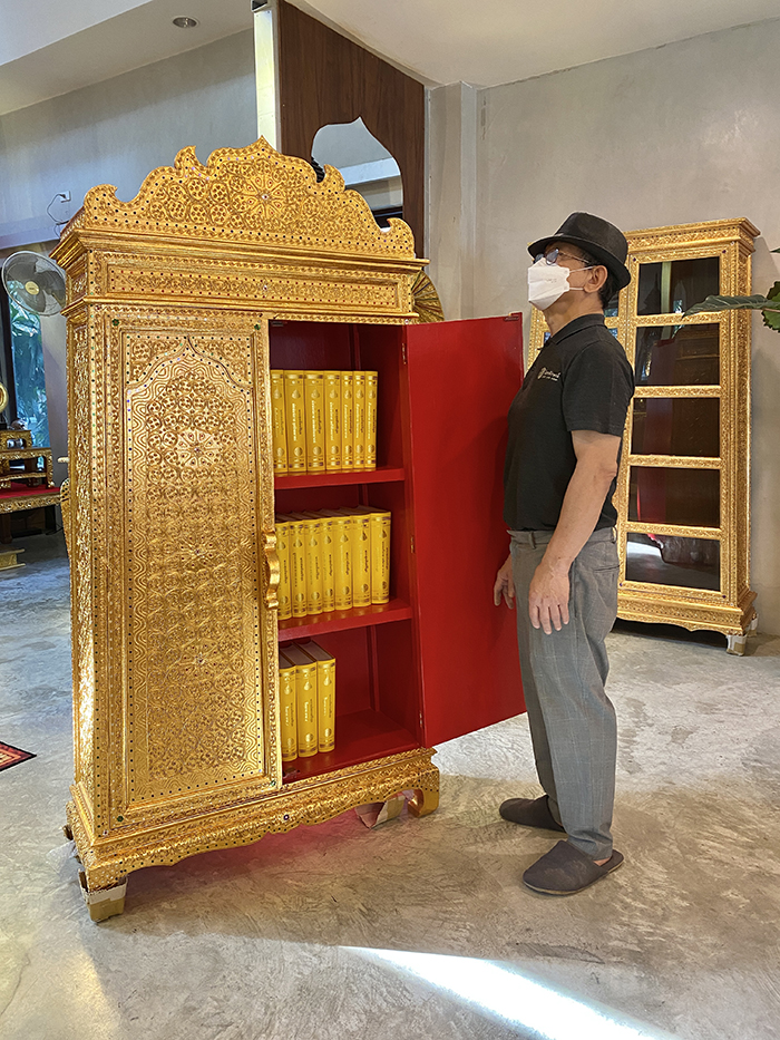 ตู้พระไตรปิฎก ปิดทอง กลอนไม้ขัด  12000 บาท