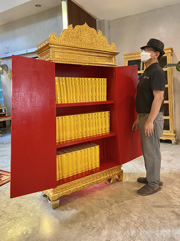 ตู้พระไตรปิฎก ปิดทอง กลอนไม้ขัด  12000 บาท