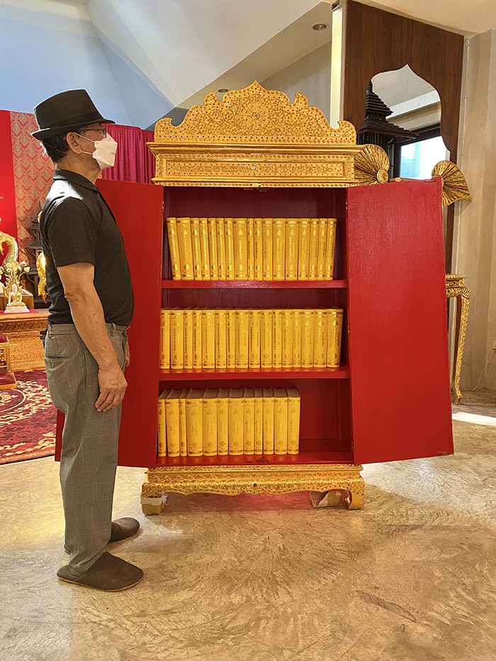 ตู้พระไตรปิฎก ปิดทอง กลอนไม้ขัด  12000 บาท