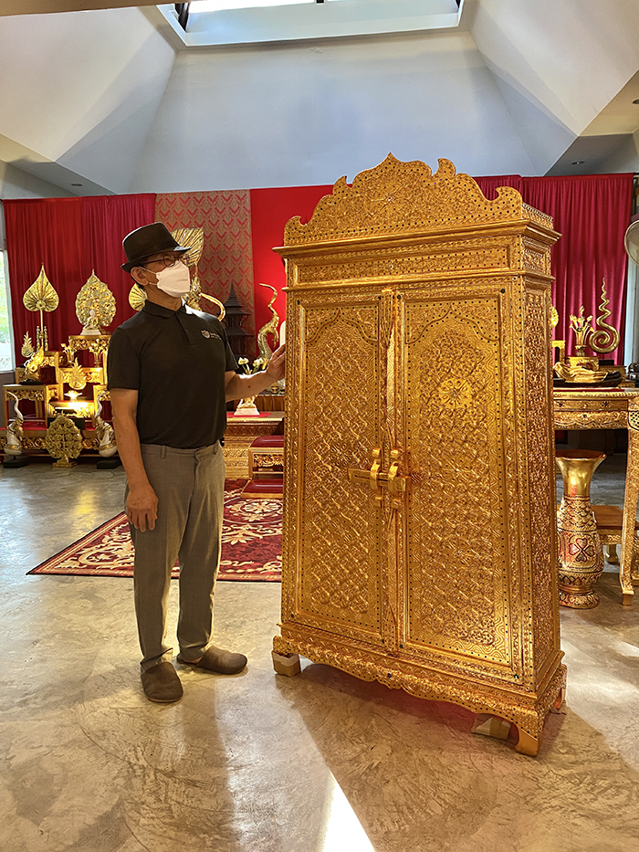 ตู้พระไตรปิฎก ปิดทอง กลอนไม้ขัด  12000 บาท