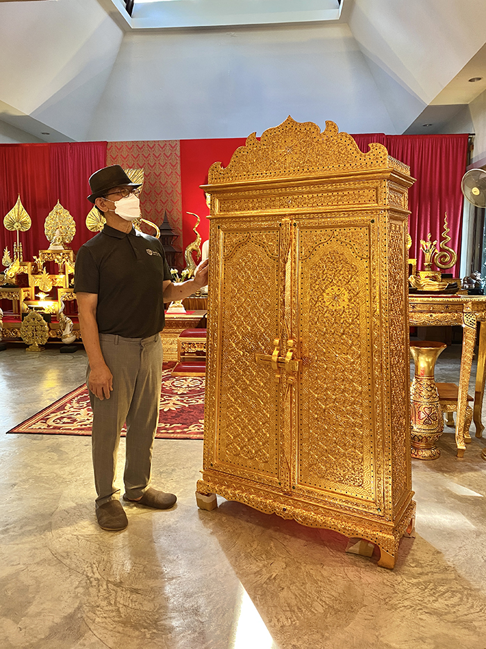 ตู้พระไตรปิฎก ปิดทอง กลอนไม้ขัด  12000 บาท