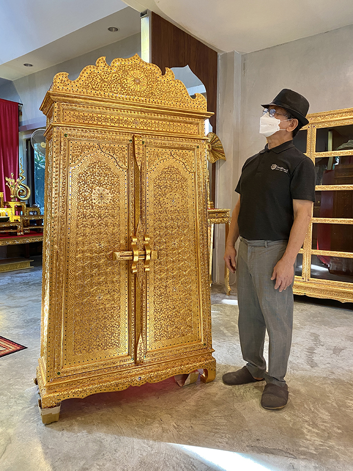 ตู้พระไตรปิฎก ปิดทอง กลอนไม้ขัด  12000 บาท