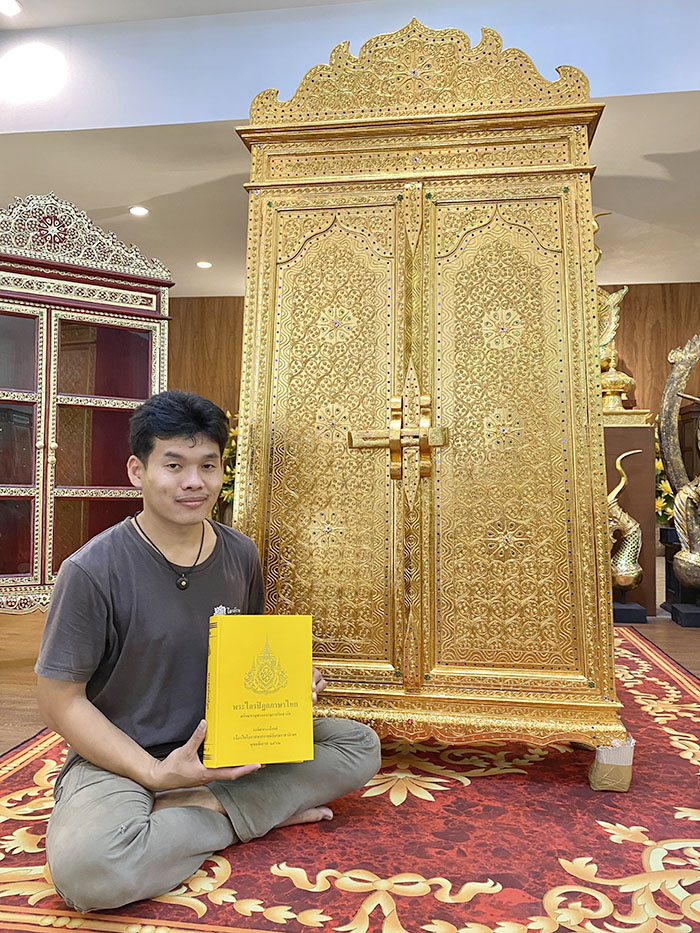 ตู้พระไตรปิฎก ประดับจั่วด้านบน