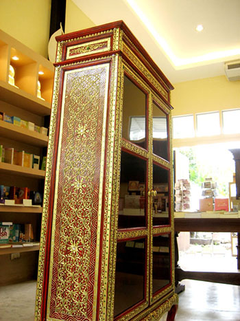 ตู้พระไตรปิฎกแดง ลวดลายทอง ทรงสี่เหลี่ยมคางหมู

สำหรับบรรจุหนังสือพระไตรปิฎก 45 เล่ม // ส.ธรรมภักดี
ราคาตู้พระไตรปิฎก 8,500.- 