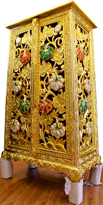 ตู้พระไตรปิฎก ลายดอกไม้ (ลงรักปิดทองประดับกระจกสี)
สำหรับพระไตรปิฎก ฉ.แก่นธรรม เล่ม ราคา 6,000 บาท