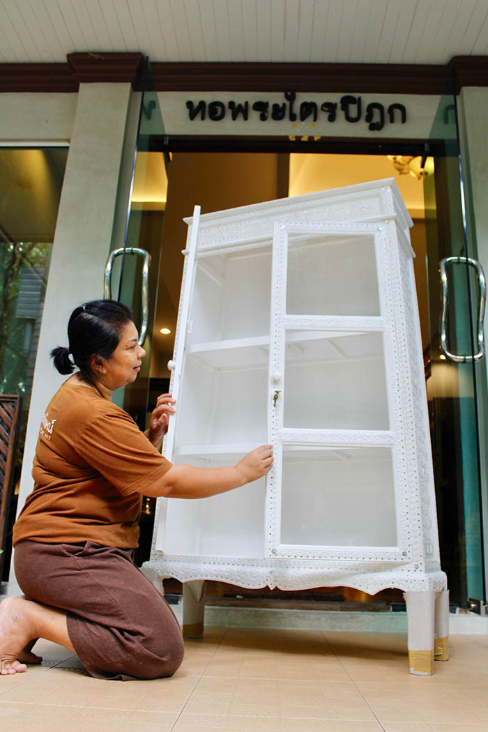 ตู้พระไตรปิฎก หรือ ตู้พระธรรม
สีขาว สำหรับใส่หนังสือพระไตรปิฎก