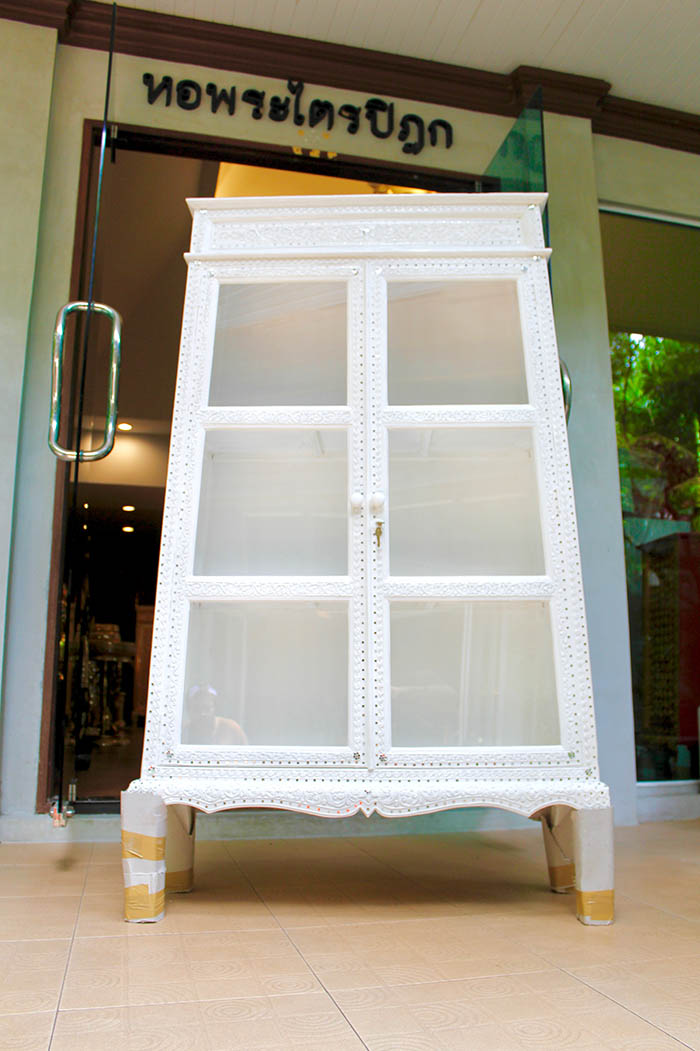 ตู้พระไตรปิฎก หรือ ตู้พระธรรม
สีขาว สำหรับใส่หนังสือพระไตรปิฎก