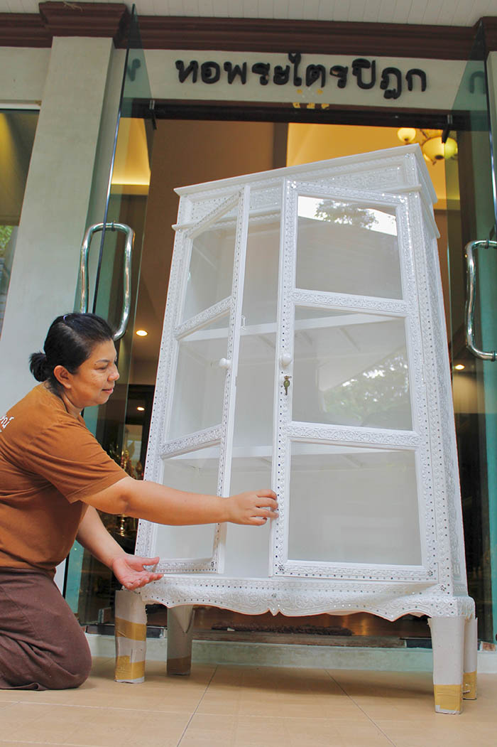 ตู้พระไตรปิฎก หรือ ตู้พระธรรม
สีขาว สำหรับใส่หนังสือพระไตรปิฎก