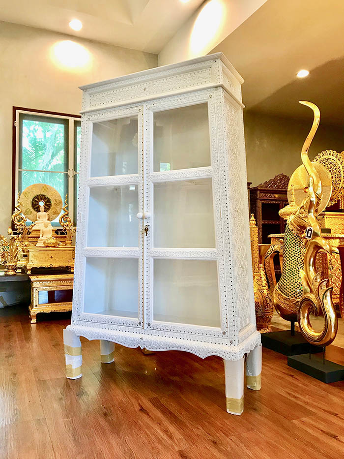 ตู้พระไตรปิฎก หรือ ตู้พระธรรม
สีขาว สำหรับใส่หนังสือพระไตรปิฎก