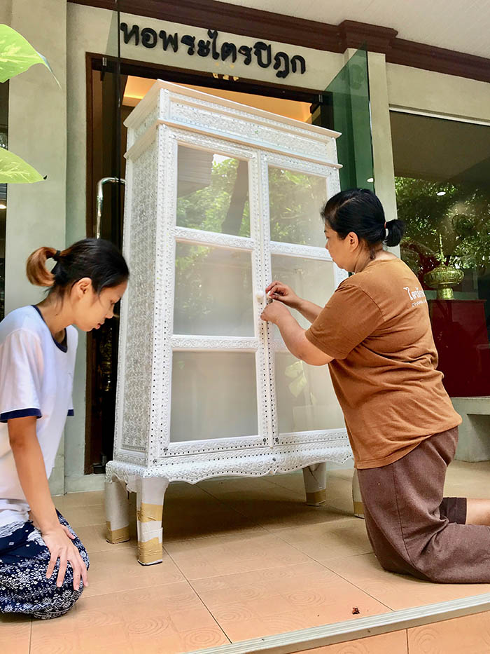 ตู้พระไตรปิฎก หรือ ตู้พระธรรม
สีขาว สำหรับใส่หนังสือพระไตรปิฎก