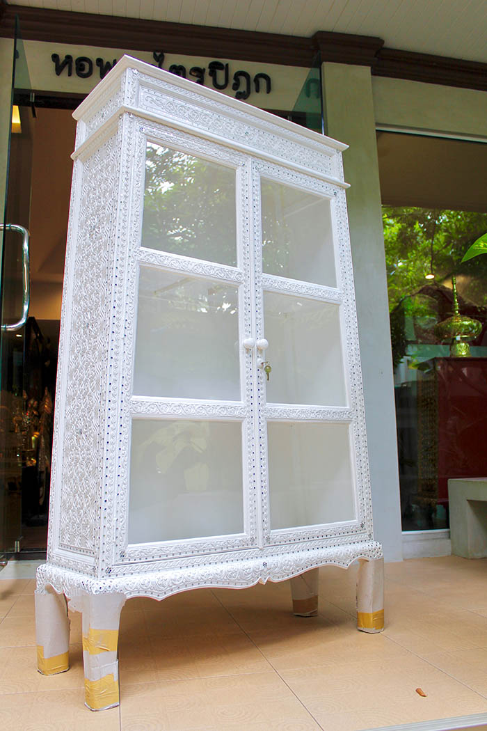 ตู้พระไตรปิฎก หรือ ตู้พระธรรม
สีขาว สำหรับใส่หนังสือพระไตรปิฎก