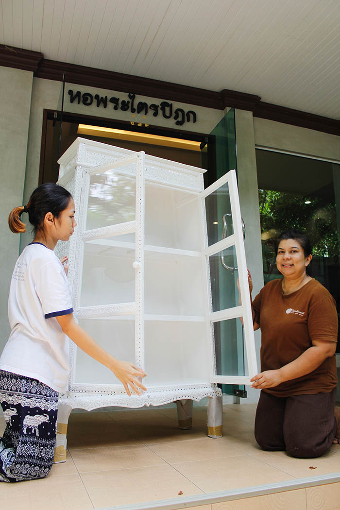 ตู้พระไตรปิฎก หรือ ตู้พระธรรม
สีขาว สำหรับใส่หนังสือพระไตรปิฎก