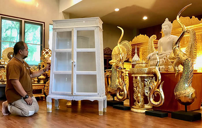 ตู้พระไตรปิฎก หรือ ตู้พระธรรม
สีขาว สำหรับใส่หนังสือพระไตรปิฎก