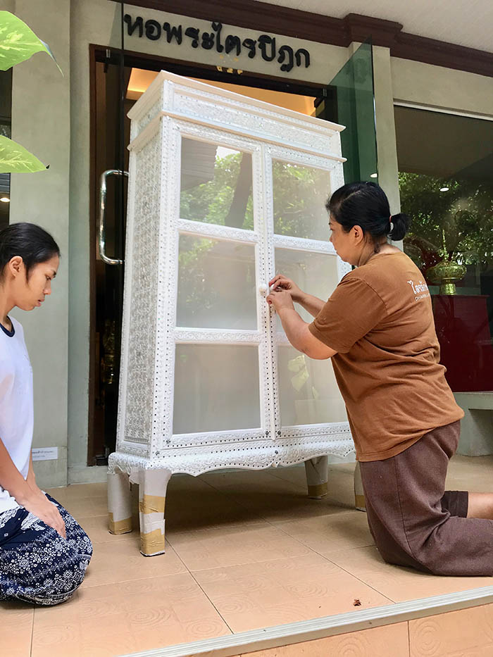 ตู้พระไตรปิฎก หรือ ตู้พระธรรม
สีขาว สำหรับใส่หนังสือพระไตรปิฎก