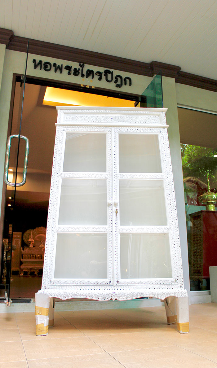ตู้พระไตรปิฎก หรือ ตู้พระธรรม
สีขาว สำหรับใส่หนังสือพระไตรปิฎก