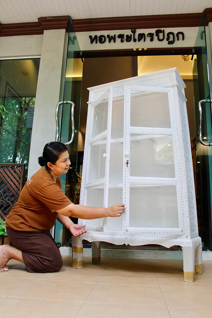 ตู้พระไตรปิฎก หรือ ตู้พระธรรม
สีขาว สำหรับใส่หนังสือพระไตรปิฎก