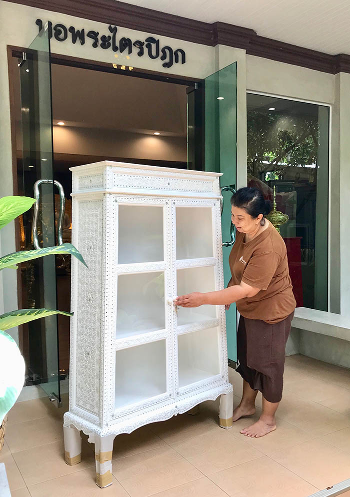 ตู้พระไตรปิฎก หรือ ตู้พระธรรม
สีขาว สำหรับใส่หนังสือพระไตรปิฎก