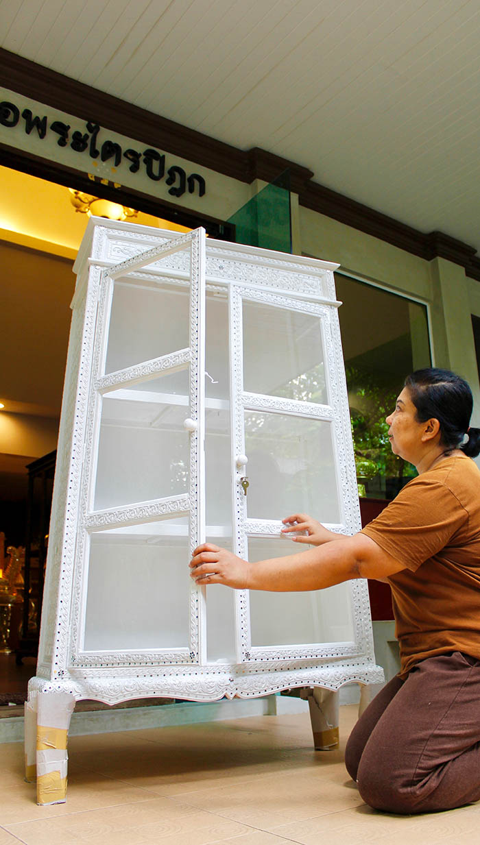 ตู้พระไตรปิฎก หรือ ตู้พระธรรม
สีขาว สำหรับใส่หนังสือพระไตรปิฎก