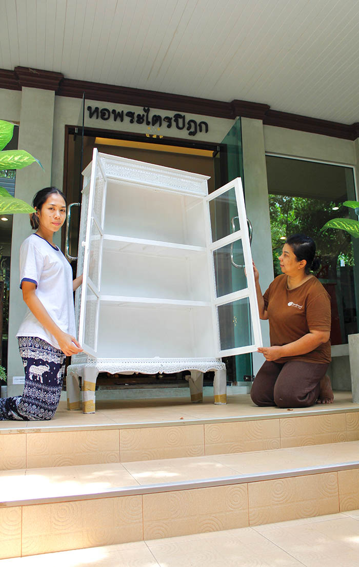 ตู้พระไตรปิฎก หรือ ตู้พระธรรม
สีขาว สำหรับใส่หนังสือพระไตรปิฎก