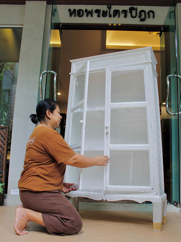 ตู้พระไตรปิฎก หรือ ตู้พระธรรม
สีขาว สำหรับใส่หนังสือพระไตรปิฎก