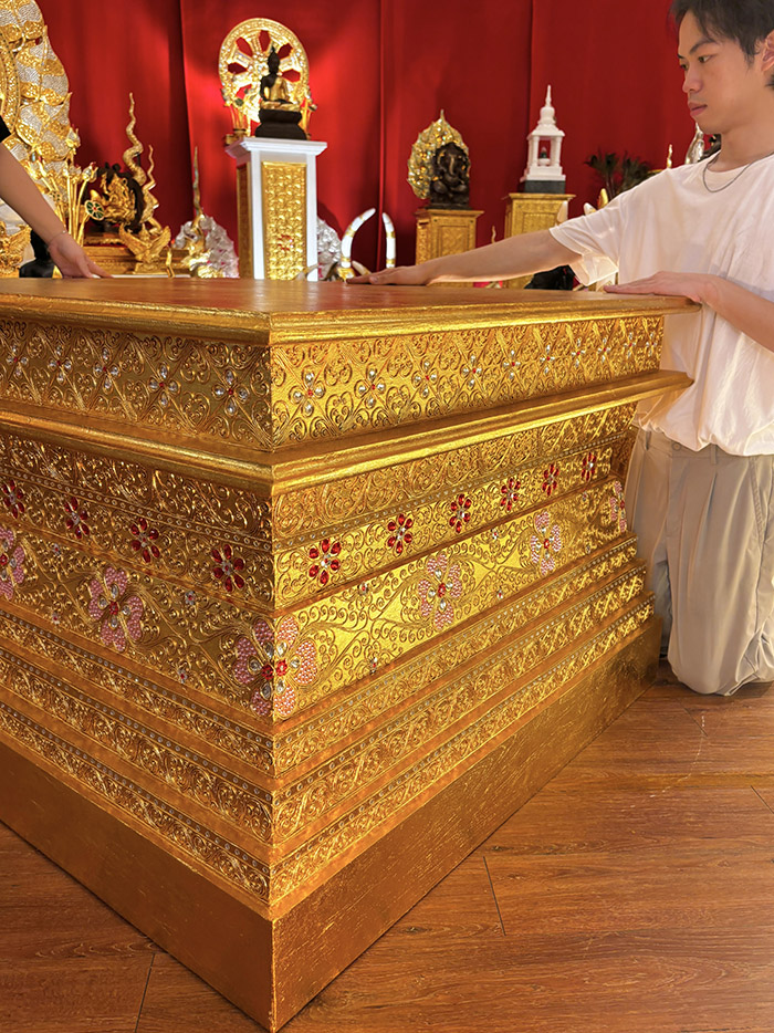 ลวดสายลายเส้นทองที่ใส่ใจรายละเอียดบ่งบอกถึงความชนิชำนาญของสุดยอดหัตถกรรมฝีมือช่างไทย