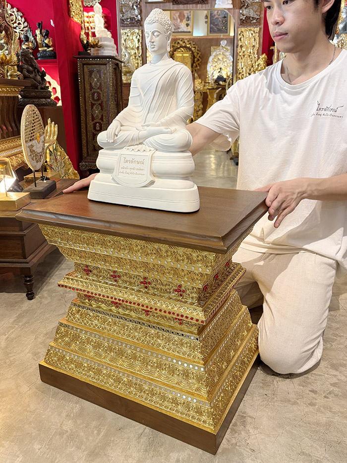 ฐานสำหรับตั้งวางองค์พระพุทธรูป โครงสร้างไม้สักแท้ เพื่อเป็นศูนย์รวมใจในห้องพระ
