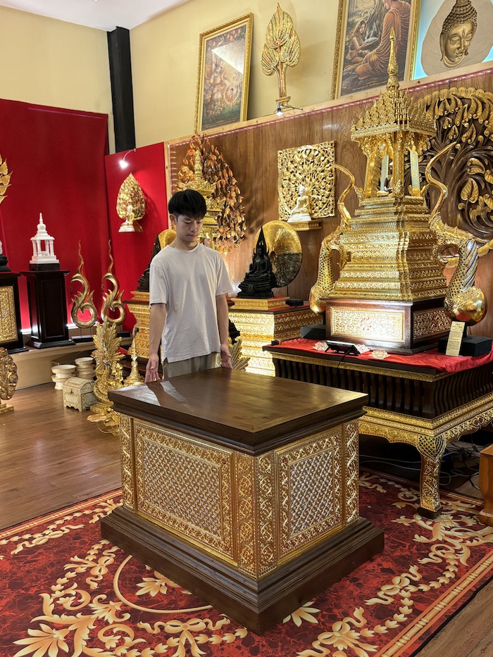 ฐานพระไม้สักทั้งหลัง เดินลายเส้นทอง ราคา 45000 บาท