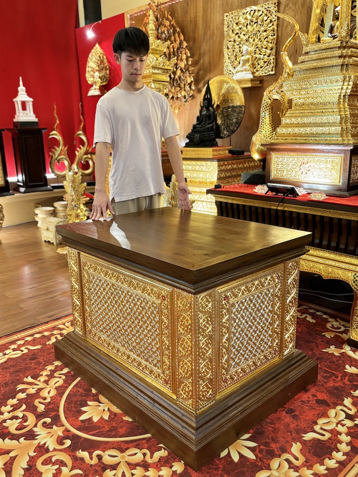 ฐานพระไม้สักทั้งหลัง เดินลายเส้นทอง ราคา 45000 บาท