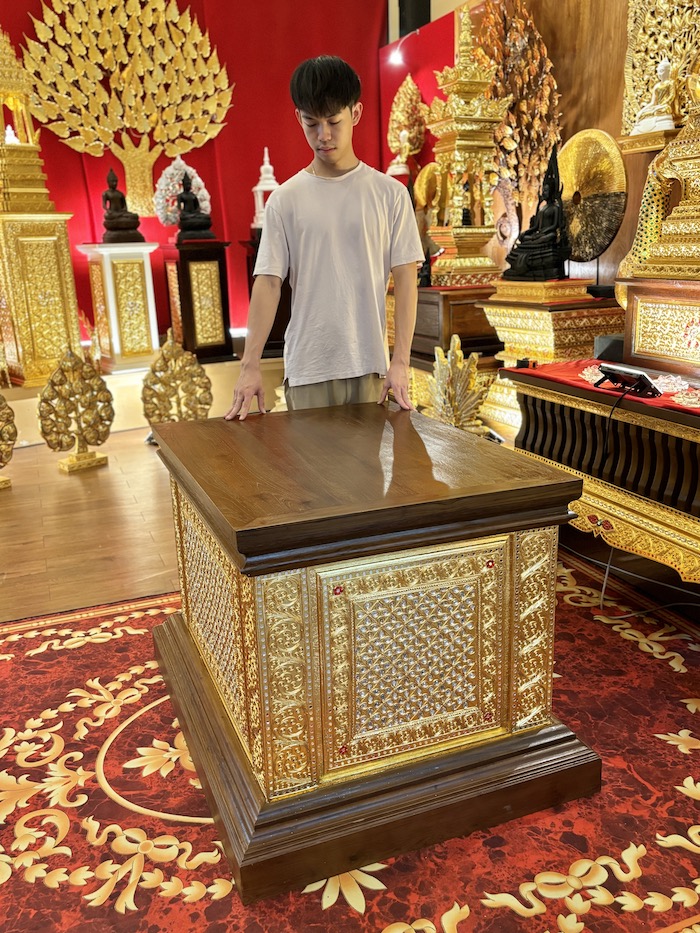 ฐานพระไม้สักทั้งหลัง เดินลายเส้นทอง ราคา 45000 บาท