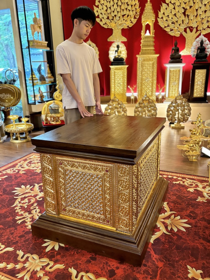 ฐานพระไม้สักทั้งหลัง เดินลายเส้นทอง ราคา 45000 บาท