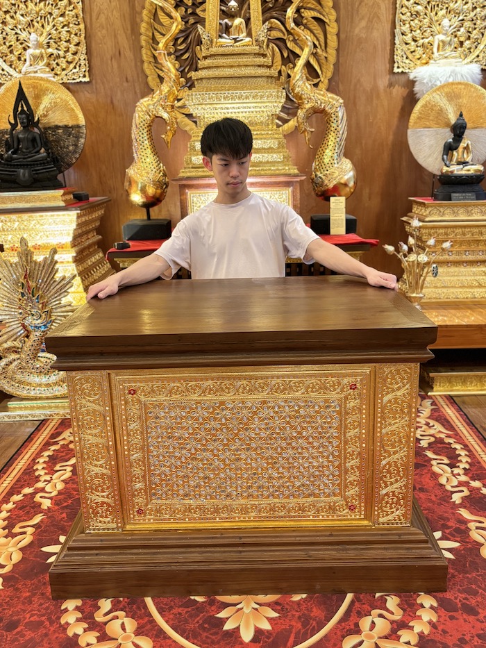 ฐานพระไม้สักทั้งหลัง เดินลายเส้นทอง ราคา 45000 บาท