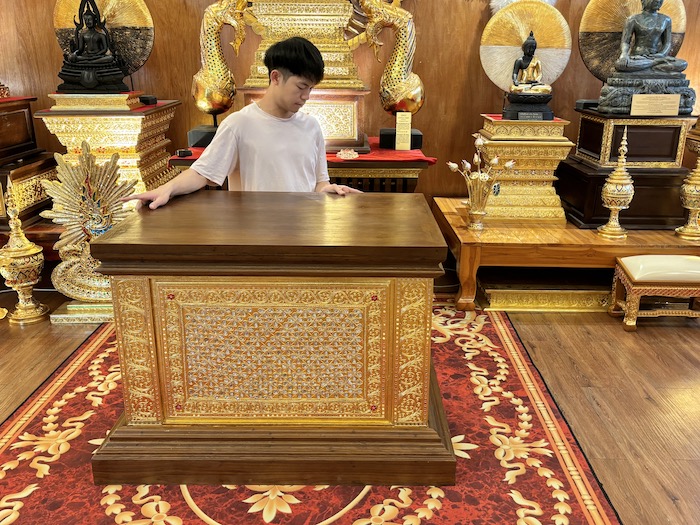 ฐานพระไม้สักทั้งหลัง เดินลายเส้นทอง ราคา 45000 บาท