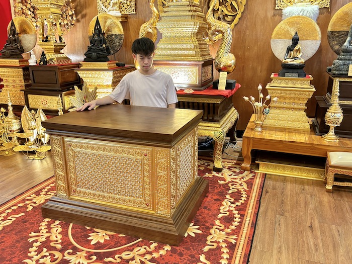 ฐานพระไม้สักทั้งหลัง เดินลายเส้นทอง ราคา 45000 บาท