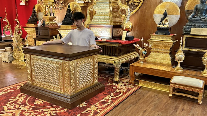 ฐานพระไม้สักทั้งหลัง เดินลายเส้นทอง ราคา 45000 บาท