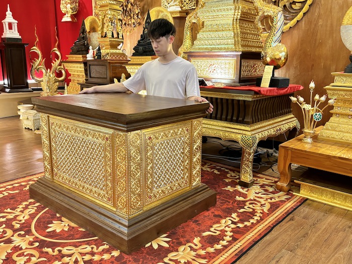 ฐานพระไม้สักทั้งหลัง เดินลายเส้นทอง ราคา 45000 บาท