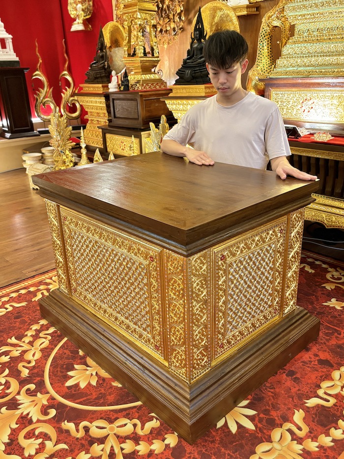 ฐานพระไม้สักทั้งหลัง เดินลายเส้นทอง ราคา 45000 บาท