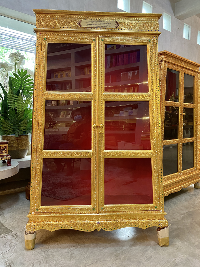 ตู้พระไตรปิฎก ทรงโบราณ ปิดทอง สำหรัรบพระไตรปิฎก ภาษาไทย 45 เล่ม