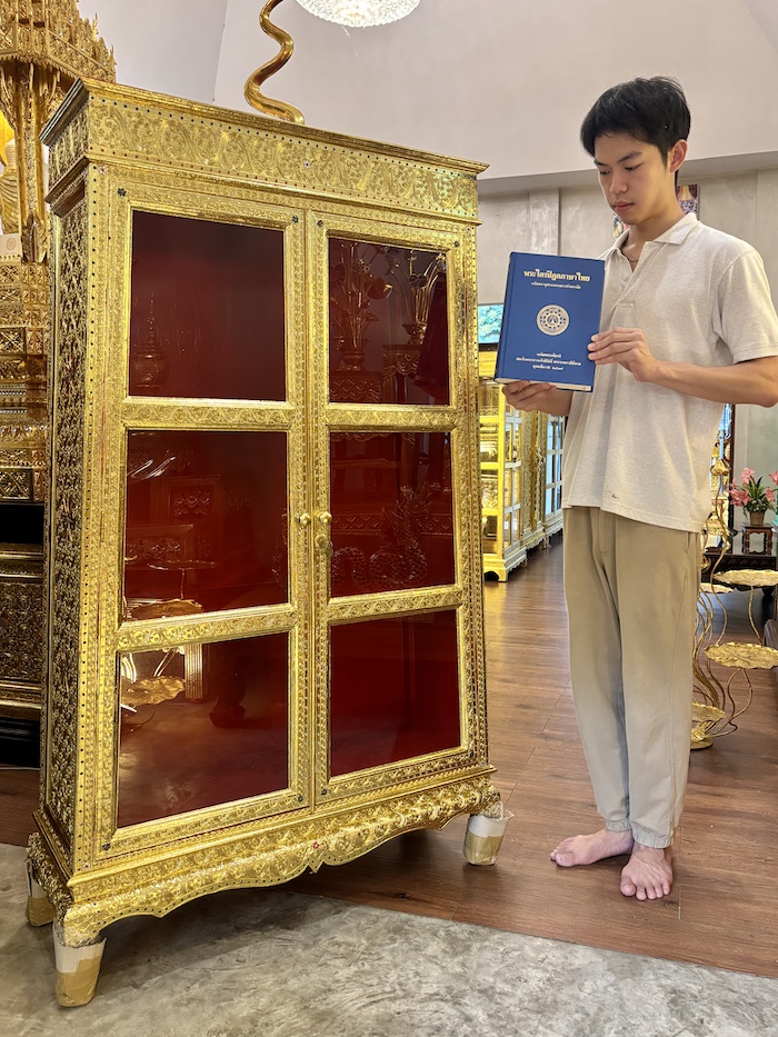 ตู้พระไตรปิฎกลงรักปิดทอง ทรงสี่เหลี่ยมคางหมู
สำหรับบรรจุพระไตรปิฎก 45 เล่มไทย