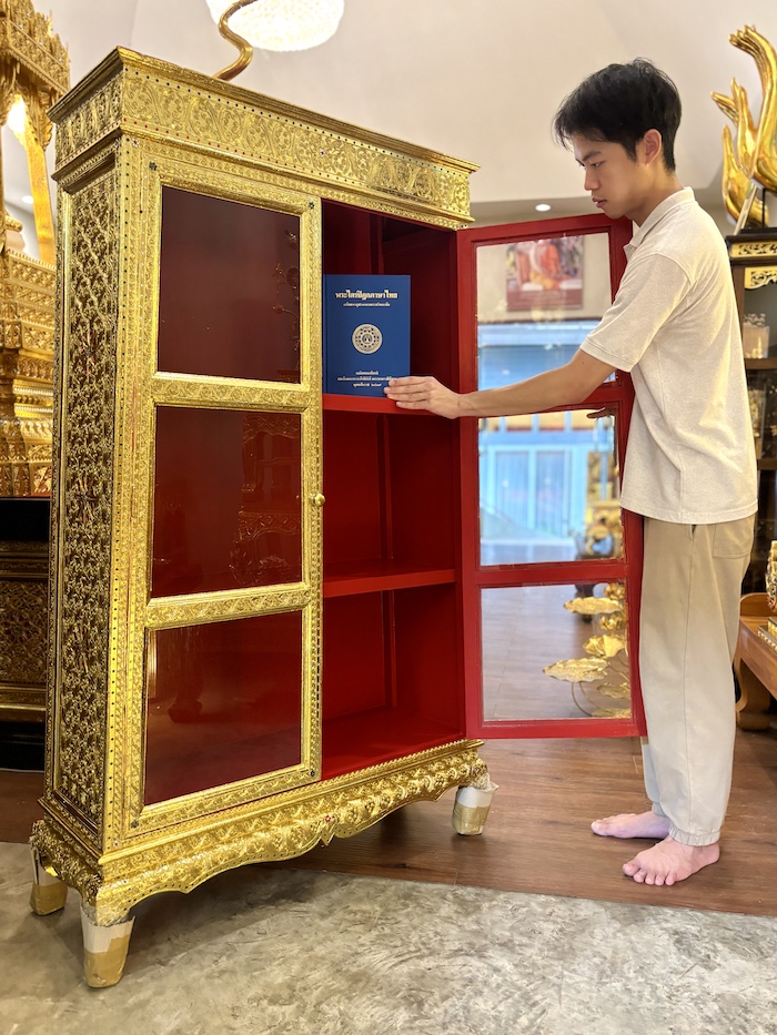 ตู้พระไตรปิฎกลงรักปิดทอง ทรงสี่เหลี่ยมคางหมู
สำหรับบรรจุพระไตรปิฎก 45 เล่มไทย