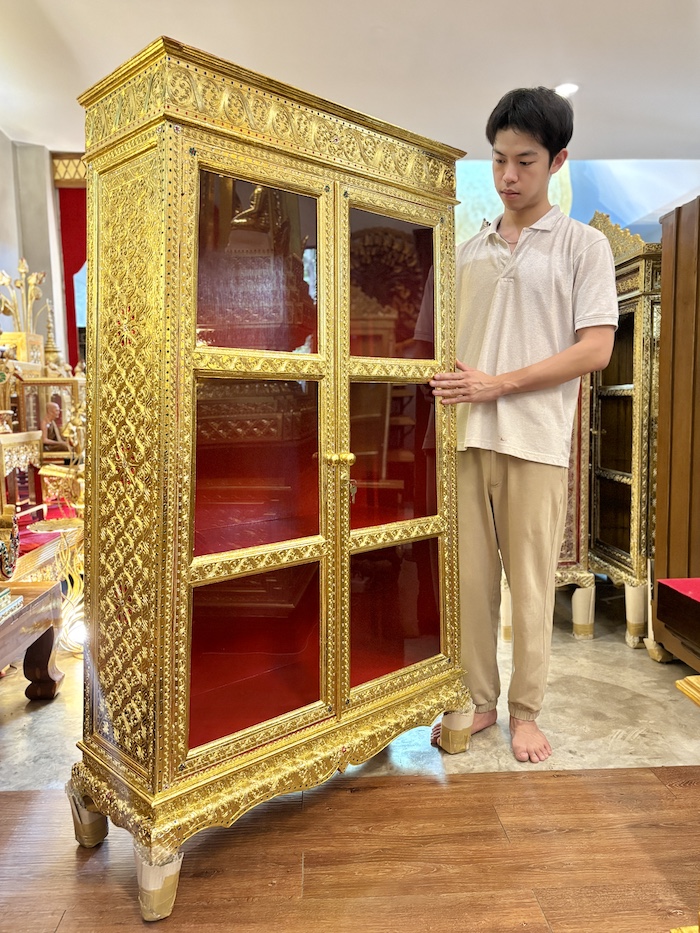 ตู้พระไตรปิฎกลงรักปิดทอง ทรงสี่เหลี่ยมคางหมู
สำหรับบรรจุพระไตรปิฎก 45 เล่มไทย