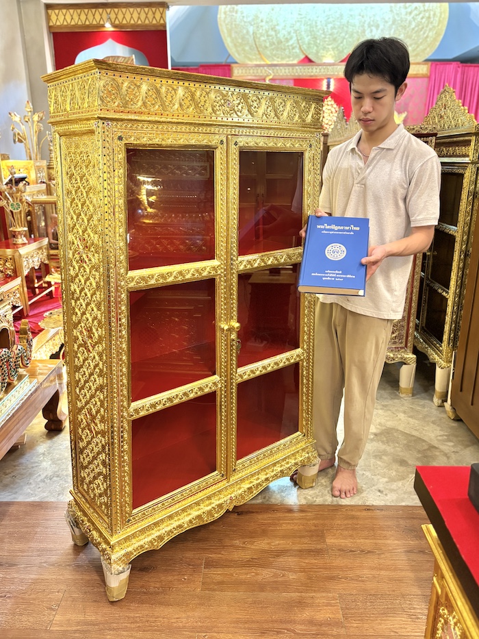 ตู้พระไตรปิฎกลงรักปิดทอง ทรงสี่เหลี่ยมคางหมู
สำหรับบรรจุพระไตรปิฎก 45 เล่มไทย